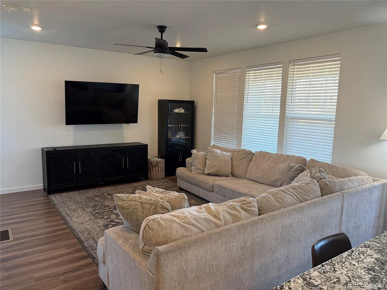 4 bed, 4.0 bath, 2282 sqft, $3,200 — Photo 3