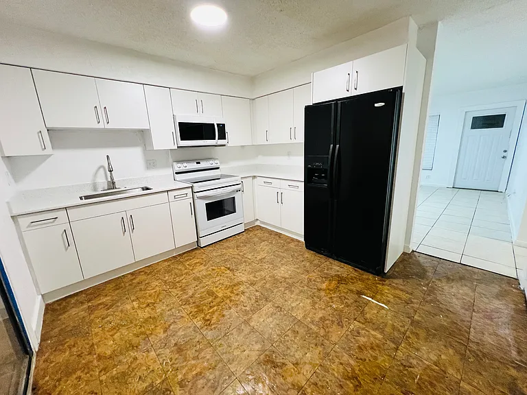 2019 Colmar Ave #2021 — Photo 2
