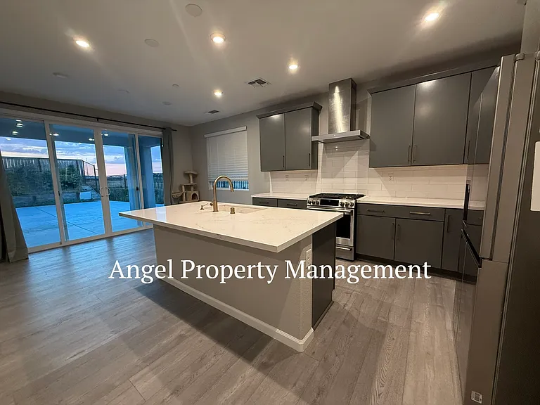 433 Fuchsia Ct — Photo 2