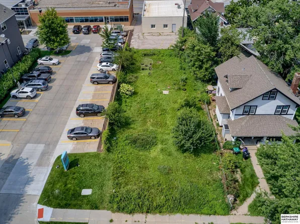 4804 Douglas St, Omaha, NE 68132