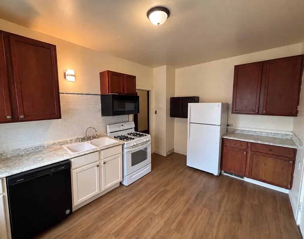 3 bed, 1200 sqft, $1,250 — Photo 2