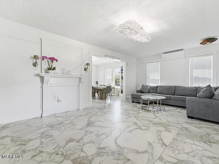 496 W Park Ave — Photo 2