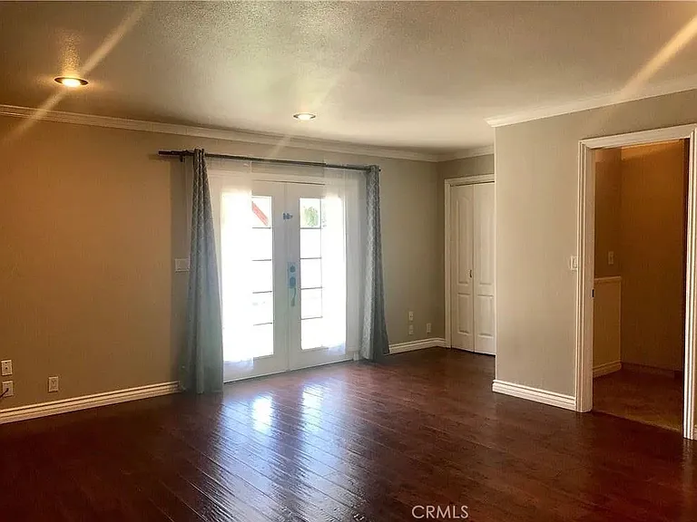 1049 Evergreen Ct — Photo 7