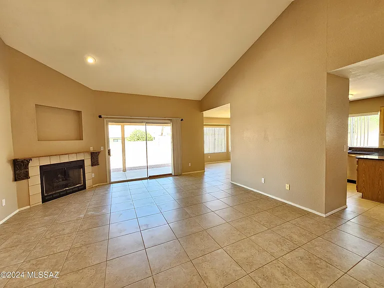 9827 N Stonecreek Pl — Photo 4