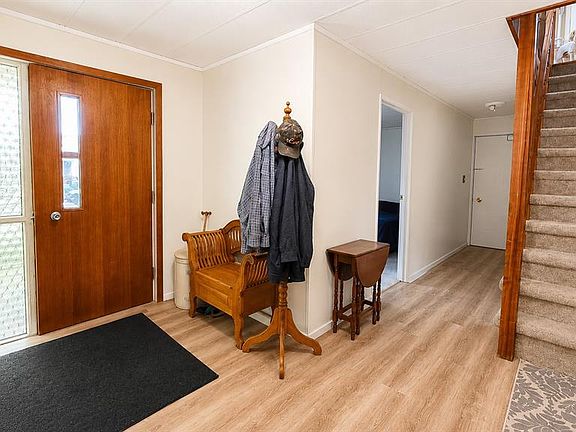 3rd image of 31 Riverbend CRESCENT