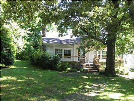 3rd image of 230 Lakeview Dr