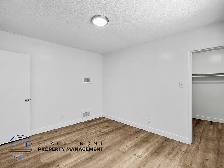 868 Victor Ave. — Photo 7