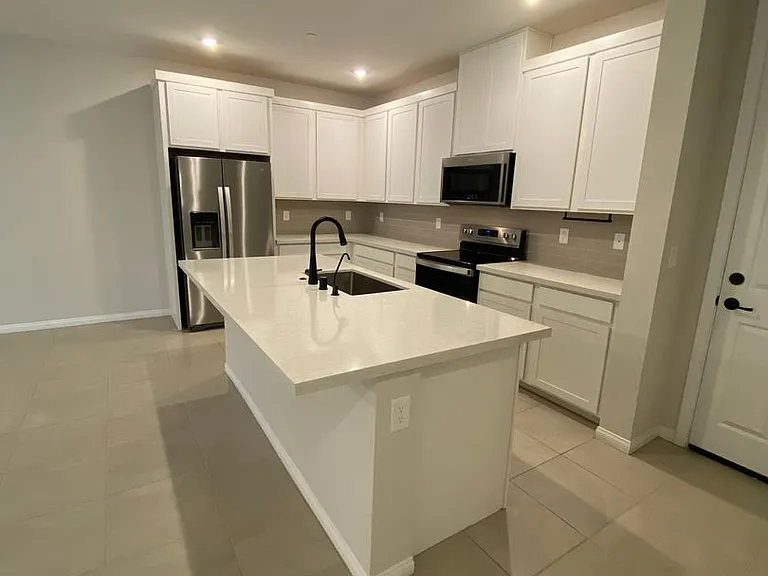 828 Royal Beekman St — Photo 10