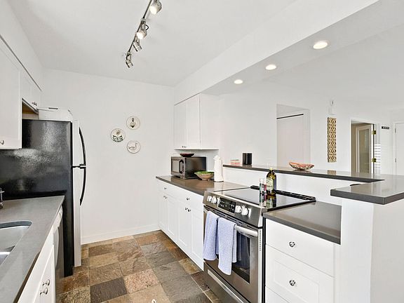 2nd image of 790 Walnut St APT D
