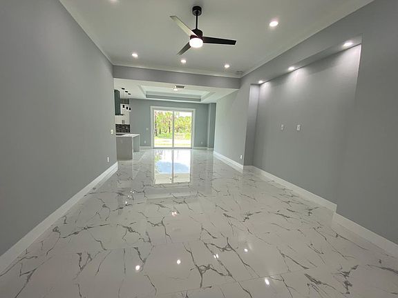 3rd image of 2203 Everglades Blvd S