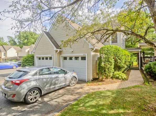 15 Castlegate Dr #A, Springfield, MA 01129