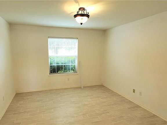 5th image of 1102 Delia Chapa