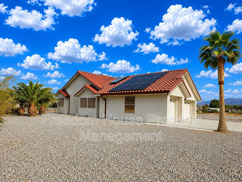 3 bed, 2.0 bath, 2152 sqft, $2,091 — Photo 4