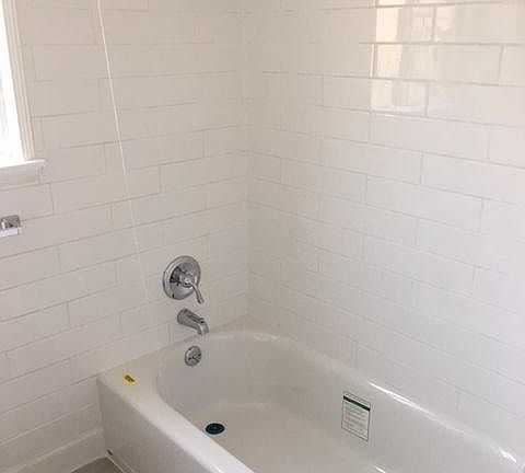 Bathroom tub