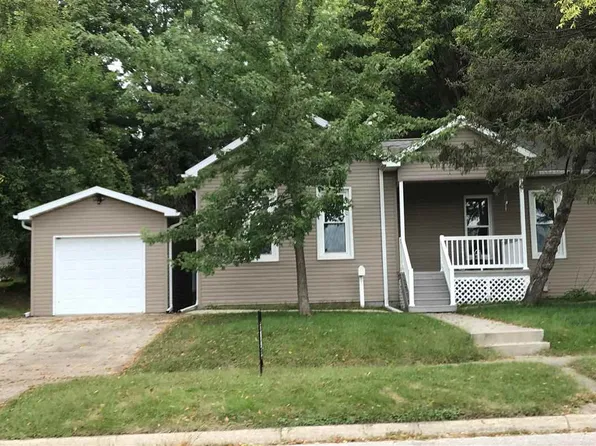 311 2nd Ave NE, Waverly, IA 50677
