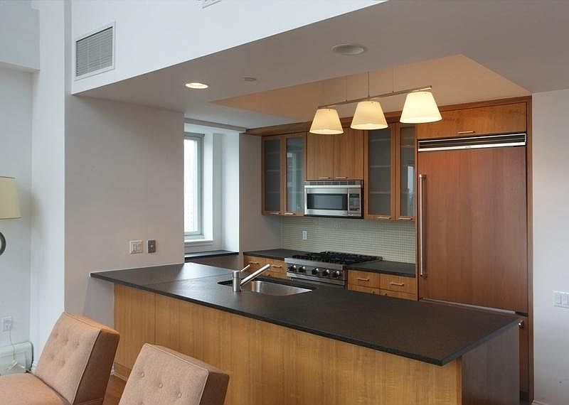 2nd image of 211 E 59th St