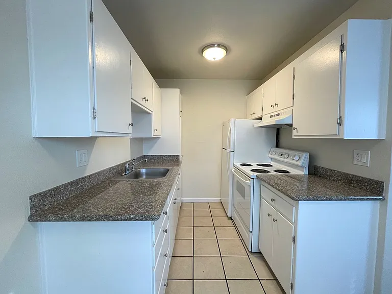 Lincoln Courtyards at 531 Glendora Avenue — Photo 7