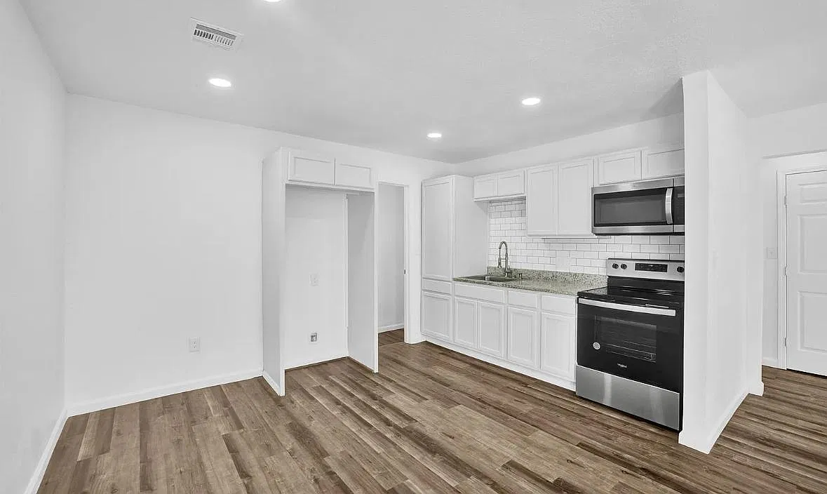 1415 N Phoenix Ave — Photo 2