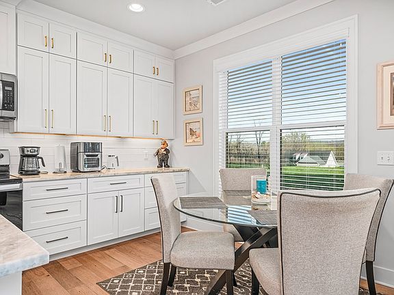 5th image of 504 Bishop Ln