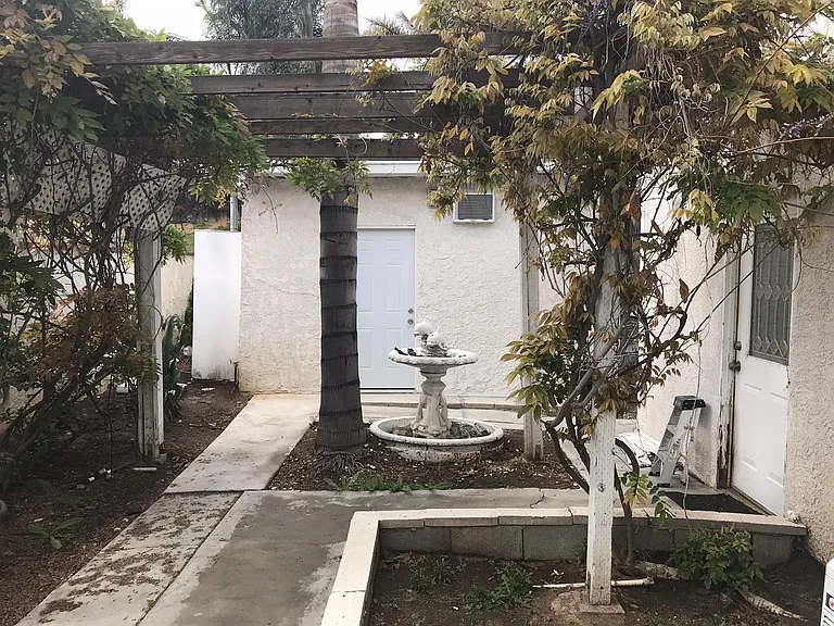 Nice separate entryway