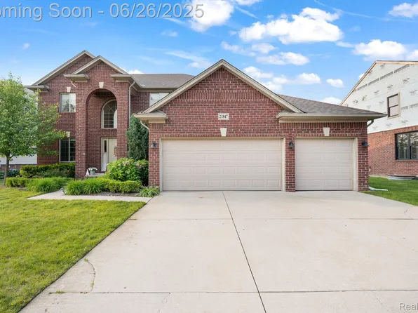 21847 Waycross Dr, Macomb, MI 48044