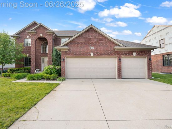21847 Waycross Dr, Macomb, MI 48044