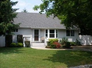 212 39th St, Lindenhurst, NY 11757