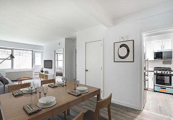 3rd image of 210 E 58th St #2K