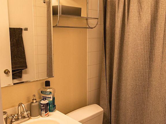 4th image of 609 W Wrightwood Ave #8