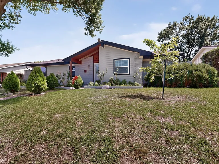1514 Douglas Dr — Photo 4