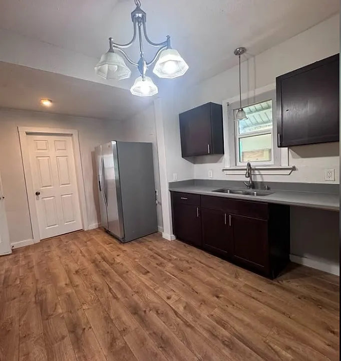1200 W Summit Ave