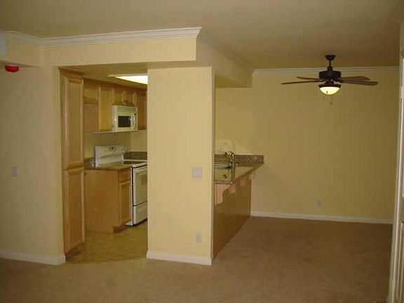 5th image of 4222 Menlo Ave