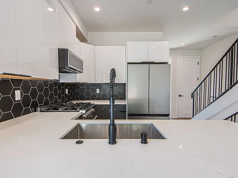 10717 Addison St — Photo 16