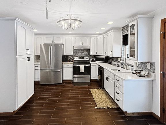 2nd image of 2915 Fernwood Ave