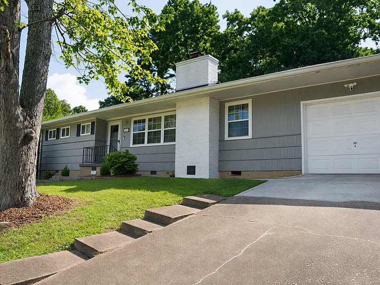 1910 Honeycut Ln — Photo 1