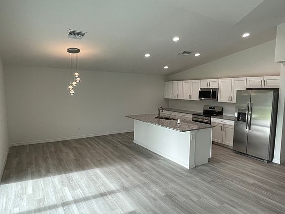 4th image of 2929 SE 8th Ave