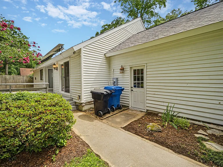 1044 Commodore Dr — Photo 37