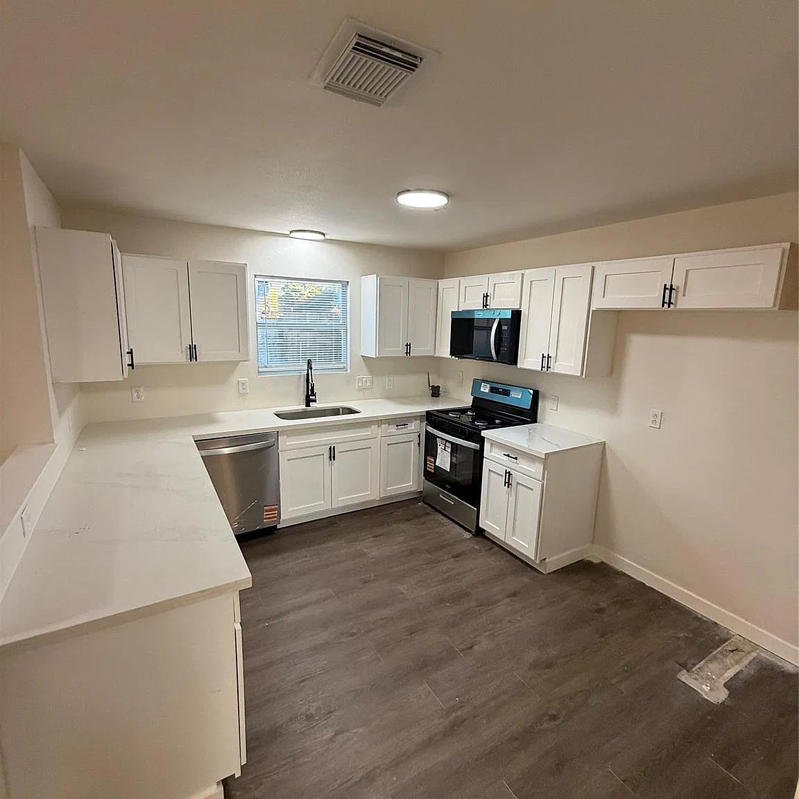 3 bed, 2.5 bath, 1578 sqft, $2,000 — Photo 4