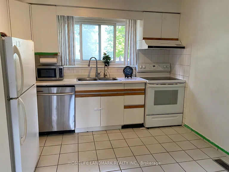 155 Corinthian Blvd — Photo 1