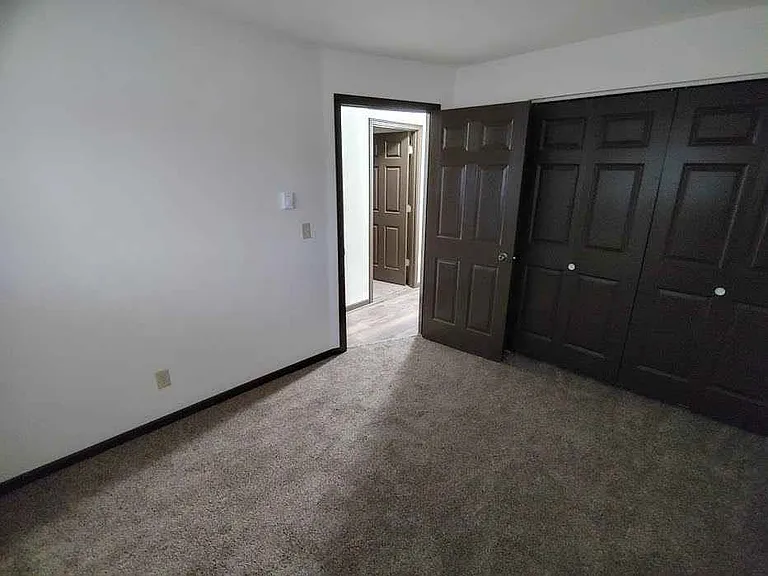 317-319 Bedroom w carpet_10162025