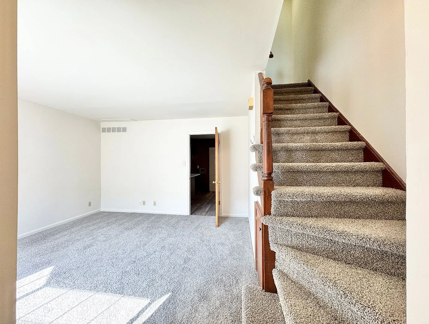 Adorable 2 Bedroom Convenient To I-29, Shopping & More! Move In Special!! — Photo 3