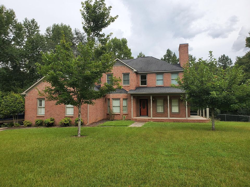 100 Colebrook Dr., Macon GA 31210 This beautiful brick home is ready and waiting for you!