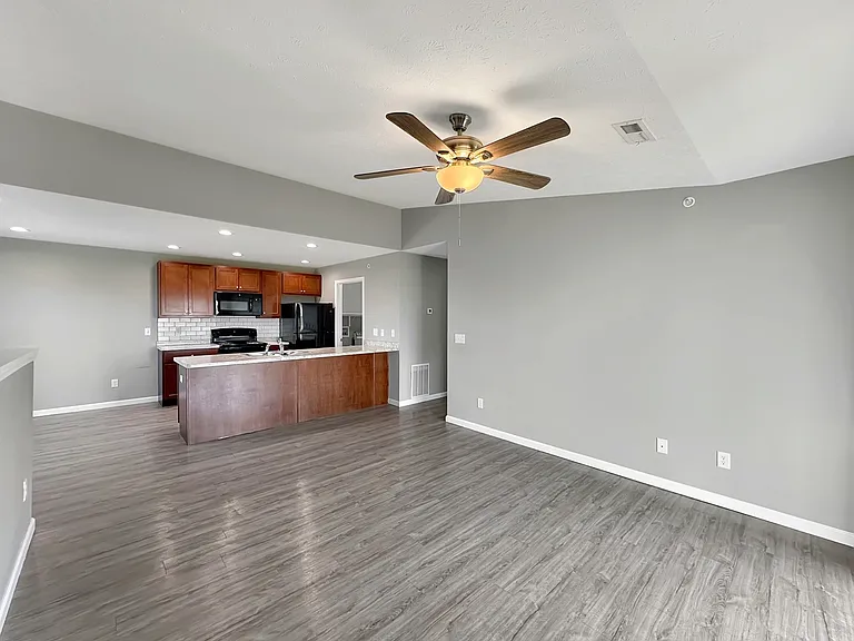 Lake Point Apartments — Photo 65