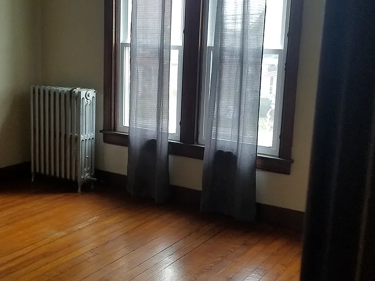 402 E King St — Photo 14
