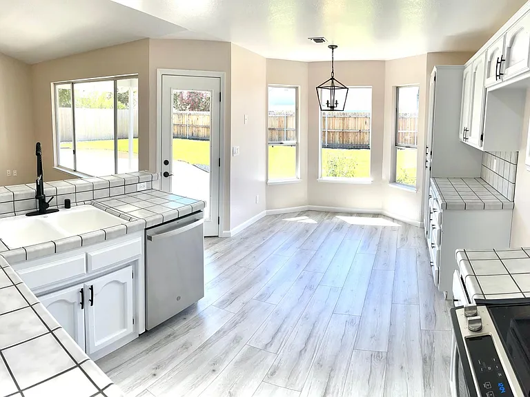 1654 Rebecca Dr — Photo 2