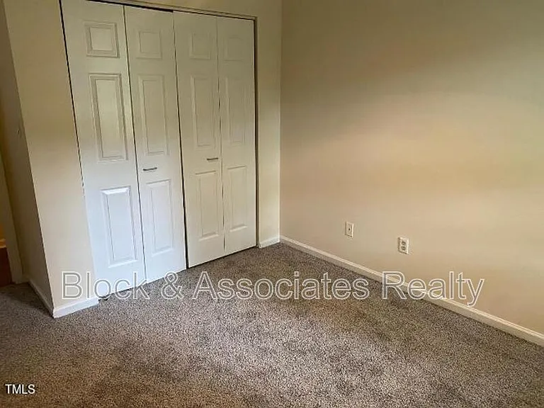 553 Darby Glen Ln — Photo 5