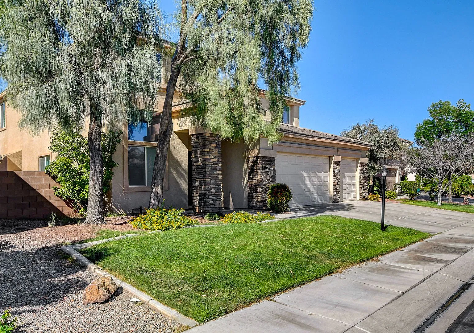 City/Mtn Views From This Stunning 5bd/3ba, Unfurnished Residence — Photo 2
