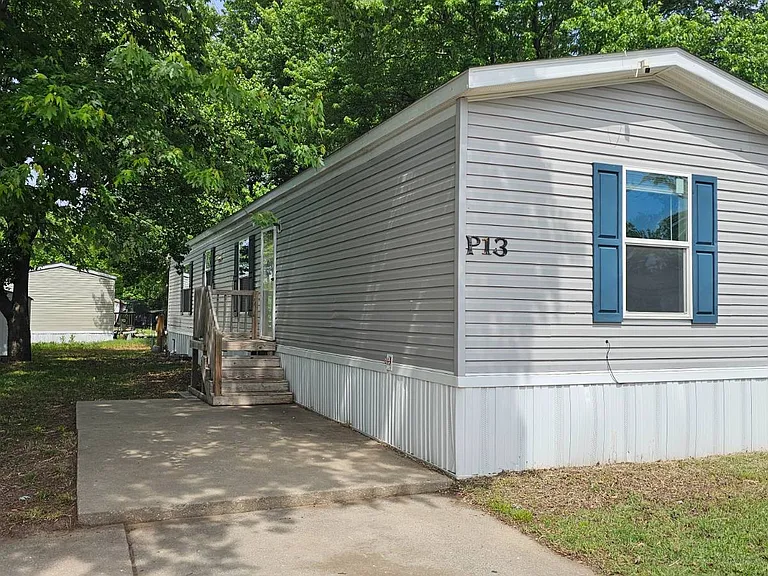 2320 E Macarthur Rd #P13 — Photo 2