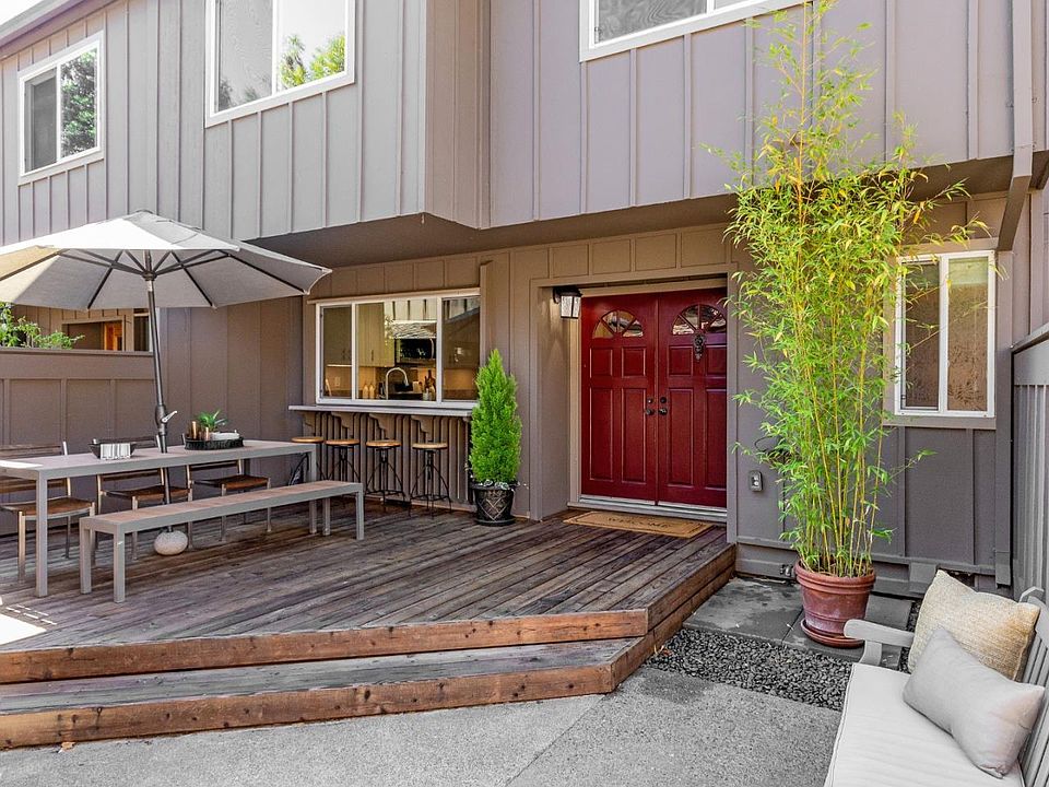 1st image of 204 Charter Oaks Cir
