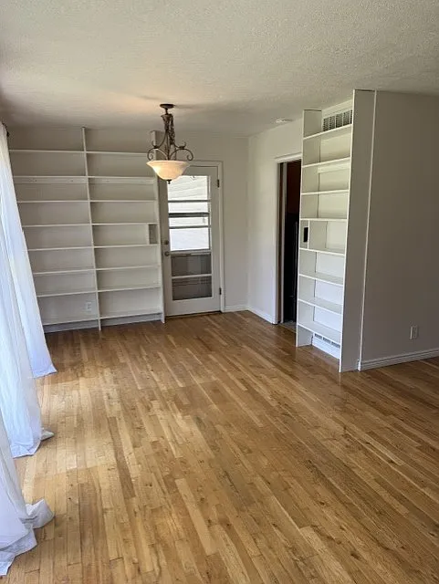 3 bed, 1382 sqft, $2,400 — Photo 2